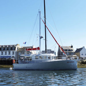 cruising sailboat