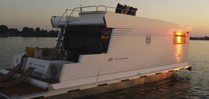 catamaran houseboat 1