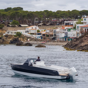 outboard cabin cruiser