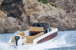 outboard cabin cruiser