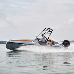 outboard center console boat