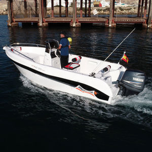 outboard center console boat