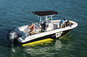 outboard center console boat / center console / open / sport-fishing