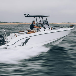 outboard center console boat / center console / open / ski