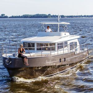 inboard express cruiser