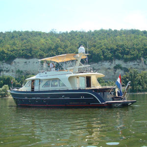 cruising motor yacht