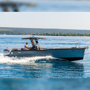 outboard center console boat