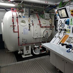 professional diving decompression chamber