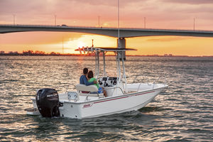 outboard center console boat / center console / for fishing / 8-person max.