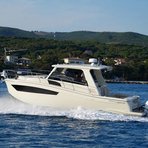 twin-engine day fishing boat