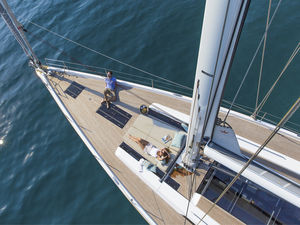 cruising sailing yacht
