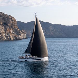 cruising sailing yacht