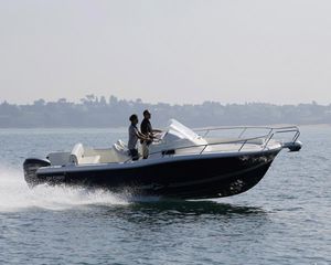 outboard center console boat / center console / open / 6-person max.