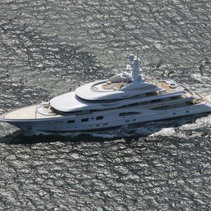 cruising mega-yacht / flybridge