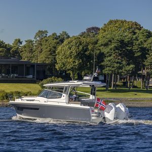 outboard center console boat