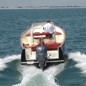 outboard center console boat / planing hull / center console / open