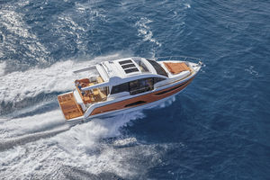inboard express cruiser