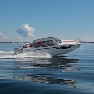 outboard cabin cruiser