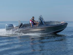 outboard center console boat