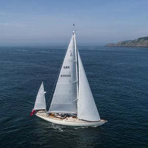 cruising sailing yacht