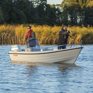 outboard center console boat