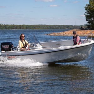 outboard center console boat