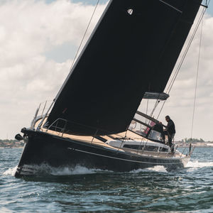 cruising sailing yacht