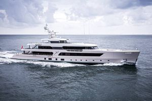 cruising mega-yacht / raised pilothouse / custom