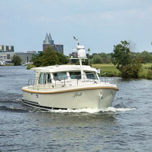 inboard express cruiser / diesel / hard-top / canal