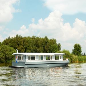 inboard houseboat