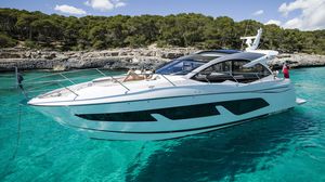 cruising motor yacht