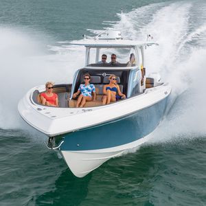 outboard center console boat / triple-engine / open / center console