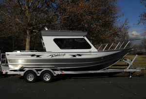 inboard cruising fishing boat / 10-person max.