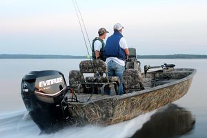 Outboard jon boat - 761 Blackhawk - War Eagle - center console / side ...