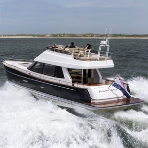 cruising motor yacht