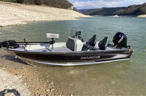 outboard bay boat