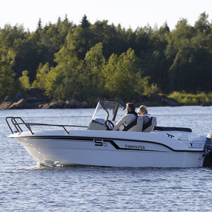 outboard center console boat