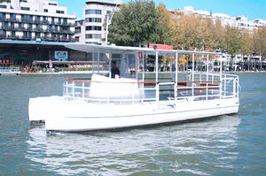 sightseeing boat
