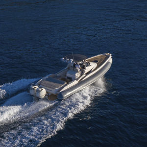 outboard inflatable boat / twin-engine / rigid / center console