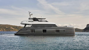 catamaran motor yacht