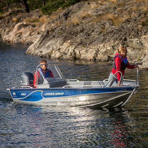 outboard center console boat