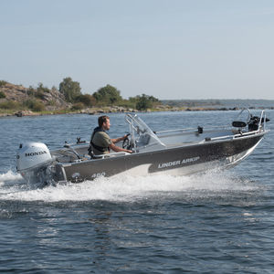 outboard center console boat