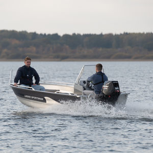 outboard center console boat