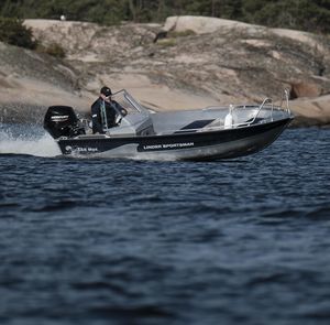 outboard center console boat
