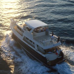 cruising motor yacht 1