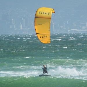 C-shape kitesurf kite