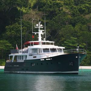 cruising luxury super-yacht 1