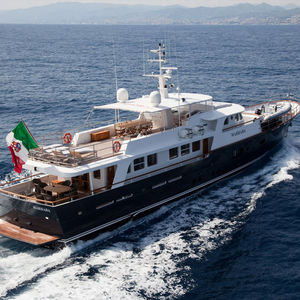 cruising luxury super-yacht 1