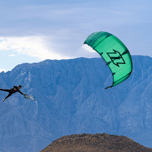 C-shape kitesurf kite