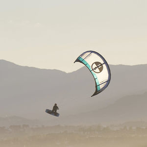 C-shape kitesurf kite